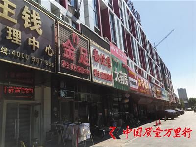 由于停电,小区商户经营受到困扰,首开石榴派家家福超市日损失达4万元。