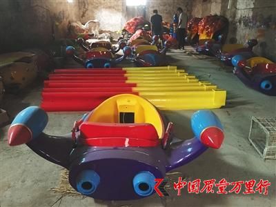 8月14日,河南省荥阳市洼子村,一家游乐设备厂内放着翻新完毕的“自控飞机”。
