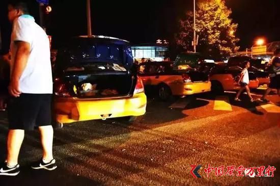 打开后备箱避免被拍车牌的出租车
