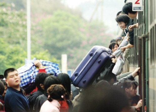东莞东火车站,春运还未到,但已有人潮汹涌 东莞日报记者郑琳东 摄