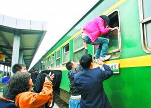 东莞站长因列车员帮旅客爬窗被免 9成网友反对