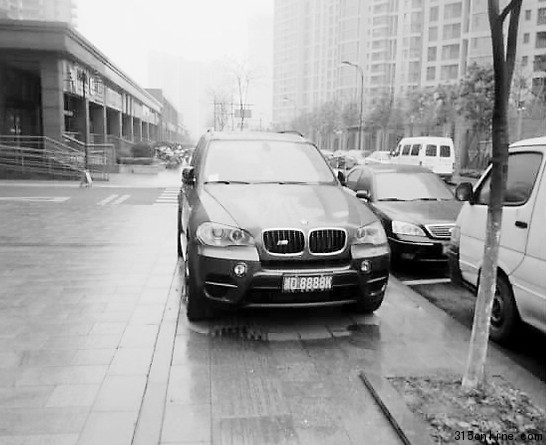 违停的宝马越野车。
