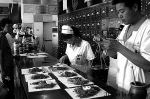 药店工作人员正在配药 记者 傅琪媛 摄