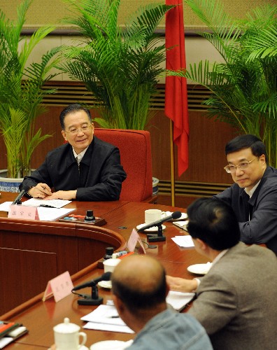 4月15日,温家宝在听取与会的基层群众代表发言。中共中央政治局常委、国务院总理温家宝4月11日、15日在北京分别主持召开深化医药卫生体制改革工作座谈会并讲话。中共中央政治局常委、国务院副总理李克强出席会议。
