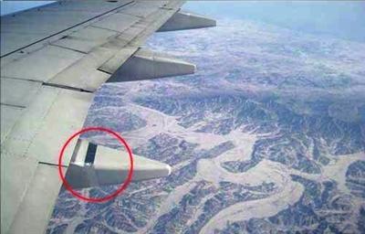 机翼绑胶带飞行昆明航空称这是航空专用胶带