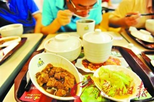 真功夫进口排骨中现铁丝胶线 质量遭质疑(图)