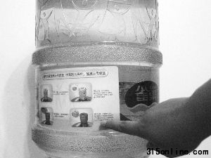 ��ͰװˮˮͰ��һ�Ž������߼�����α�ġ��Ĳ�˵���顱��ת�Ա�������