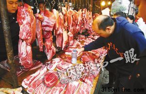 执法人员收缴了白色粉末 执法人员收缴了白色粉末
