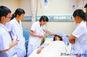 ������Ů���촩��ů�¶��쳹�ױ䡰���ӡ���ͼ��