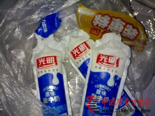 光明酸奶保质期内变质 厂家承认细菌含量过多