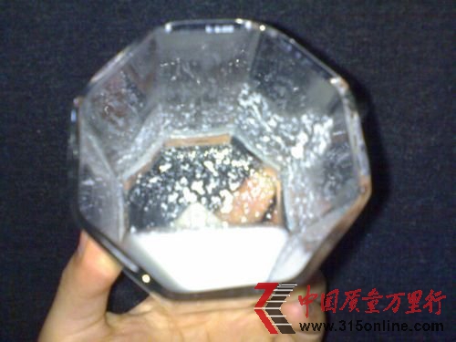 光明酸奶保质期内变质 厂家承认细菌含量过多