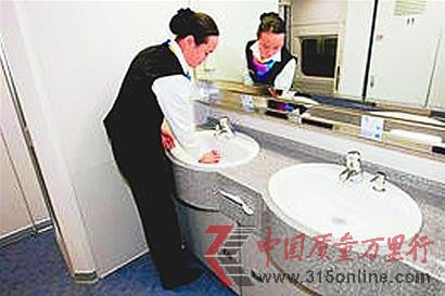 一个卫生间纸巾盒1125元 动车奢侈采购乘客买单
