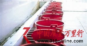 �½��ز�����СѧУ�Ĳ�����ͻȻ�����˺�ɫ������Ͱ��