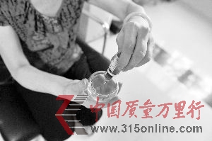��Ůʿ����¶����ˮ�е���PHֵ���Լ���ˮ���̱���˲�ɫ��PHֵ�ȶ���5.0���ҡ�
