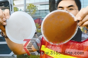 ����������ֽ�У�һ����ɫ������һ���ѱ�����Ⱦ�ɺ�ɫ��
