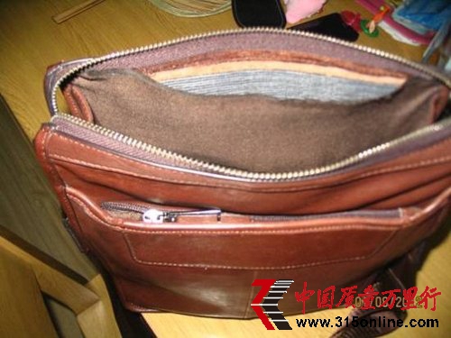 梦芭莎皮包里衬竟用双面胶黏 称暂无售后服务