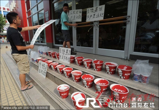 2012��9��4�գ�����������22��ȫ��Ͱ�������人���ھ�������ϵ»������ſڣ����ɲ�����ʳƷ��ȫ�����������⡱��ͼƬ��Դ��CFP
