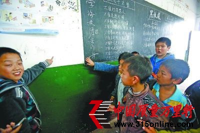 图为同学们说汪老师在黑板旁揪住鑫鑫的脸向墙壁猛撞。