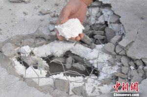 ���ڲ�Υ����ĭ¥ Χ��Ⱥ�������벻��(ͼ)