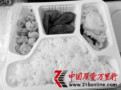 动车仅售14元法国矿泉水 记者亮身份后2元水现身