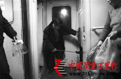 动车仅售14元法国矿泉水 记者亮身份后2元水现身