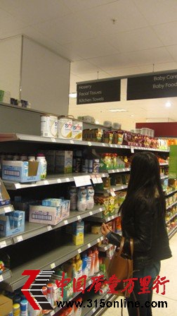 英国超市奶粉限购形同虚设华人代购钻空子