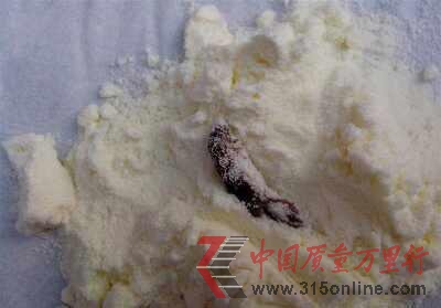 多美滋奶粉吃出蟑螂 售后扬言:你带孩子找消协