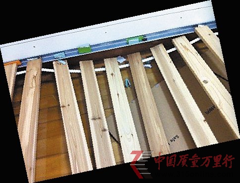 瘦小女子睡塌木板床 宜家产品怎成糟糕代名词?