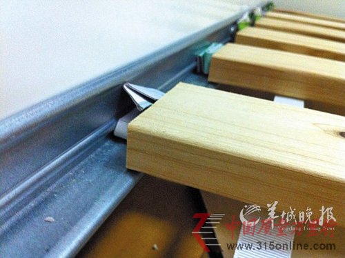 瘦小女子睡塌木板床 宜家产品怎成糟糕代名词?