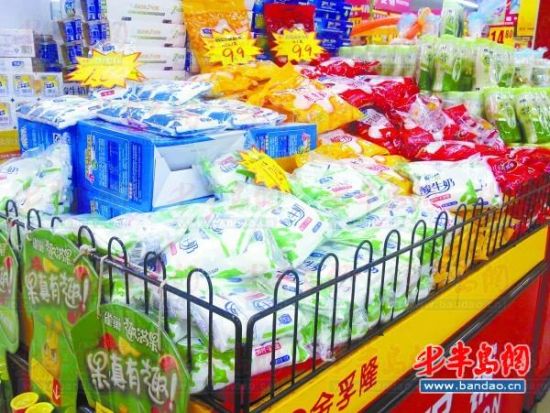 图为摆放在常温货柜上的促销酸奶。(图片来源:半岛都市报)