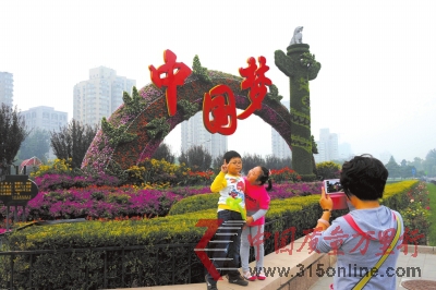 �����ڸ������š��ŷ����롱��̳ǰ������죬���������߻�̳�ڷŹ���ȫ����ɡ�����ʱ��������������